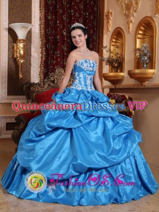 Santiago de los Caballeros Dominican Republic Gorgeous Sky Blue Ball Gown Pick-ups Sweet 16 Dress With Appliques Decorate Bust Taffeta