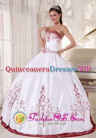 Biloxi Mississippi/MS Beautiful Formal White And Wine Red Quinceanera Dress With Strapless Embroidery Decorate ball gown On Satin