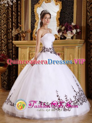 Embroidery Discount White Tulle Strapless Quinceanera Dress For West Seneca New York/NY Custom Made Ball Gown