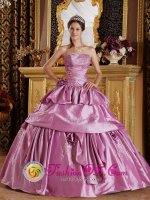 Kilkeel Down VRomantic Lavender Quinceanera Dresses With Strapless Taffeta Beading Hand Made Flower Ball Gown