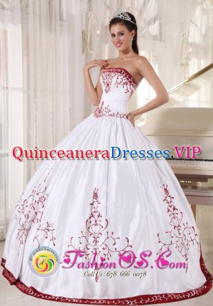 Rovaniemi Finland Beautiful Formal White And Wine Red Quinceanera Dress With Strapless Embroidery Decorate ball gown On Satin