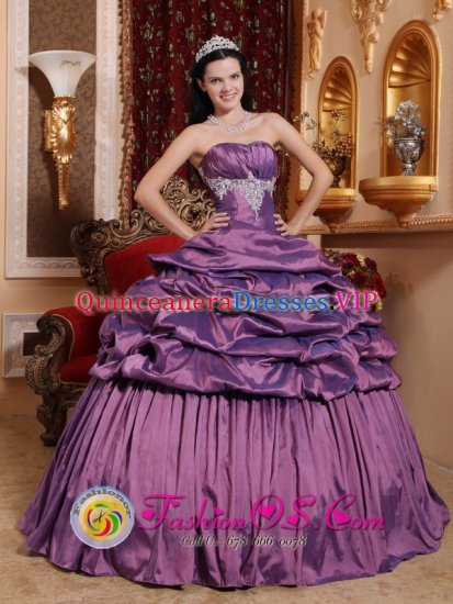 Bracknell Berkshire Stylish Lavender Pick-ups Quinceanera Dress With Taffeta Exquisite Appliques Ball Gown - Click Image to Close