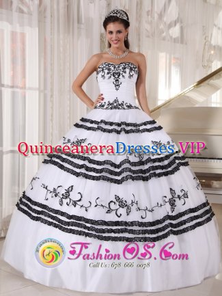 Gainesville TX White and Black Quinceanera Dress With Sweetheart Neckline Embroidery Decorate floor length ball gown