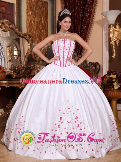 New White Strapless Taffeta Quinceanera Dress With Beading and Embroidery in Johns Island South Carolina S/C - Click Image to Close
