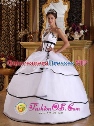 Orland Park Illinois/IL Modest White Layered Organza Quinceanera Dress With Appliques Floor-length Lace-up