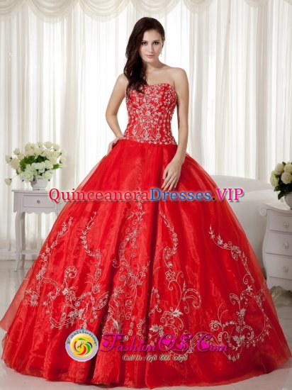 Anderson Indiana/IN Red Sweetheart Neckline Beaded and Embroidery Decorate For Quinceanera Dress - Click Image to Close