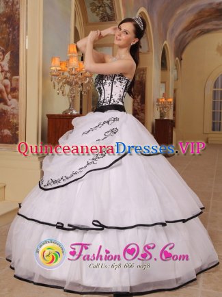 Exquisite Customize White Appliques Decorate Bust Strapless Sweet 16 Dress With Organza IN Elgg Switzerland