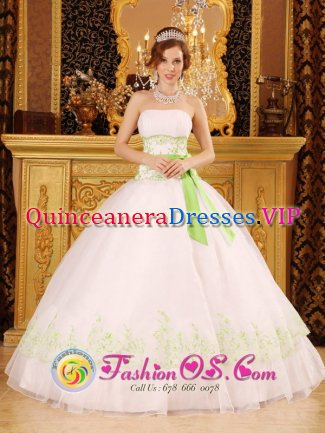 Gallatin Gateway Montana/MT Discount White Quinceanera Dress Strapless Organza Appliques with Bow Decorate Bodice Ball Gown