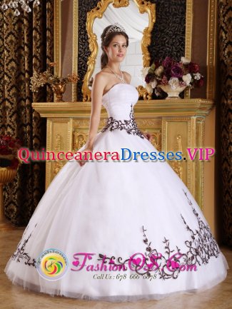 Embroidery Discount White Tulle Strapless Quinceanera Dress For Lebanon Oregon/OR Custom Made Ball Gown