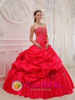 Annandale Minnesota/MN Taffeta For Beautiful Red Quinceanera Dress and Sweetheart Beaded Decorat bodice With Appliques Ball Gown