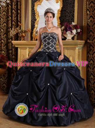 Stylish Black Beaded Decorate Bodice Strapless Edgartown Massachusetts/MA Quinceanera Gown With Pick-ups For Celebrity