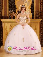 Elegant Appliques Decorate Bodice White Quinceanera Dress For Villa Altagracia Dominican Republic Sweetheart Tulle Ball Gown