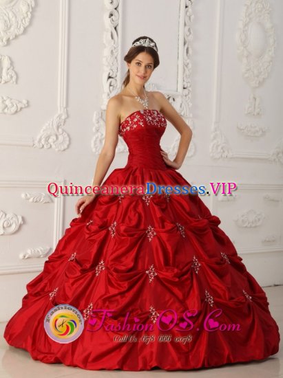 Kingston Massachusetts/MA Elegant Wine Red Pick-ups Quinceanera Dress With Strapless Appliques and Beading Decorate - Click Image to Close