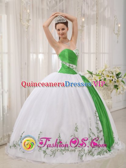 Trappes France The Super Hot White and green Sweetheart Neckline Quinceanera Dress With Embroidery Decorate - Click Image to Close