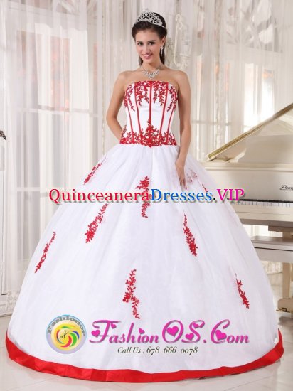 Alliance Nebraska/NE Pretty White and red Quinceanera Dress With Strapless Satin and Organza Appliques Decorate - Click Image to Close