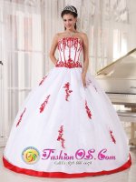 La Guajira colombia Pretty White and red Quinceanera Dress With Strapless Satin and Organza Appliques Decorate