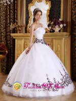Embroidery Discount White Tulle Strapless Quinceanera Dress For Lebanon Oregon/OR Custom Made Ball Gown