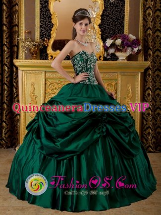 Croix France Modest Dark Green Sweetheart Quinceanera Dress For Appliques With Beading And Hand Made Flowers Decorate