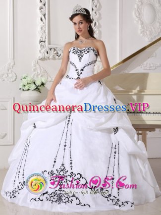 Comendador Dominican Republic Embroidery Over Skirt and Pick-ups For Quinceaners Dress With Sweetheart Gown