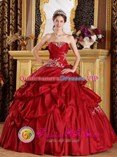 Woonsocket South Dakota/SD Appliques and Ruched Bodice For Strapless Red Quinceanera Dress With Ball Gown And Pick-ups - Click Image to Close