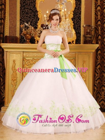 Gallatin Gateway Montana/MT Discount White Quinceanera Dress Strapless Organza Appliques with Bow Decorate Bodice Ball Gown - Click Image to Close