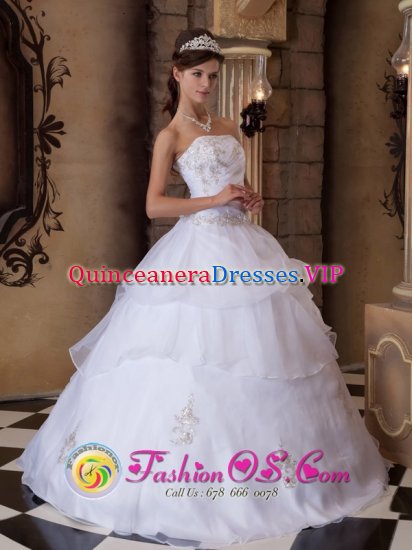 Duisburg Germany Pretty White Quinceanera Dress With Strapless Appliques Decorate Floor length Pick-ups Ball Gown - Click Image to Close