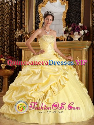 Slough Berkshire Latest Light Yellow Taffeta Beaded Decorate Yet Pick-ups Ball Gown Quinceanera Dress
