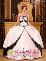 Farmington New mexico /NM Floral Embroidery On Satin Classical White and Black Quinceanera Dress Strapless Ball Gown