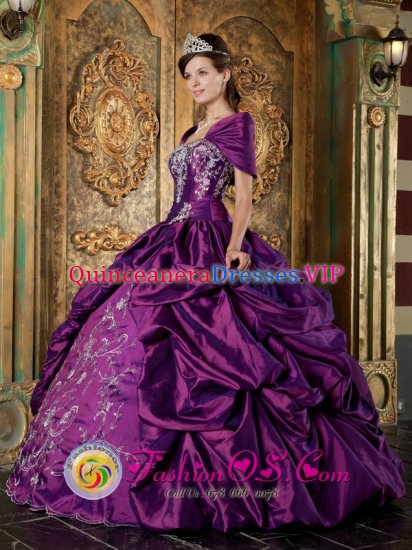 Antioquia colombia Elegent Short Sleeves and Embroidery For Quinceanera Dress With Purple Pick ups - Click Image to Close