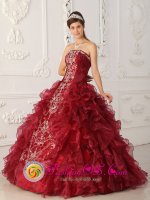 Fashionable Wine Red Satin and Organza With Embroidery Classical Quinceanera Dress Strapless Ball Gown In Devils Lake North Dakota/ND
