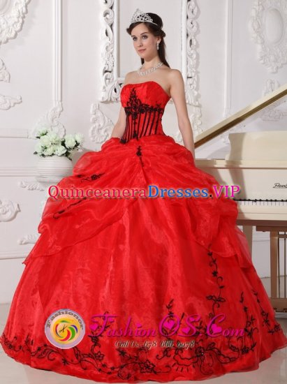 Llansteffan Dyfed Beautiful Red Quinceanera Dress For Strapless Floor-length Organza With black Appliques Ball Gown - Click Image to Close